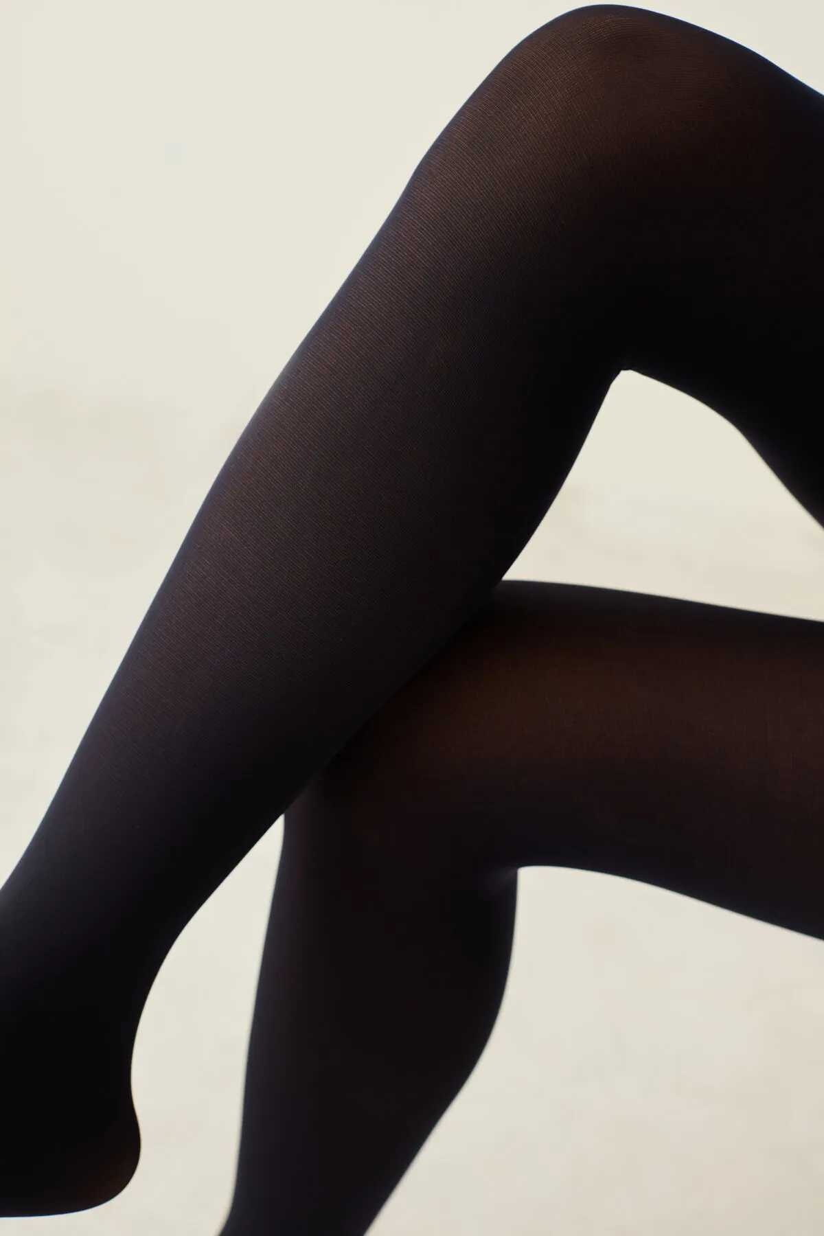 Qiz qoli bilan erkakning moyaklarini yoğuradi.